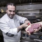 Kike Bous, en el 80 de la calle Velázquez, elabora parte de su carta en la robata, una parrilla de carbón de encina