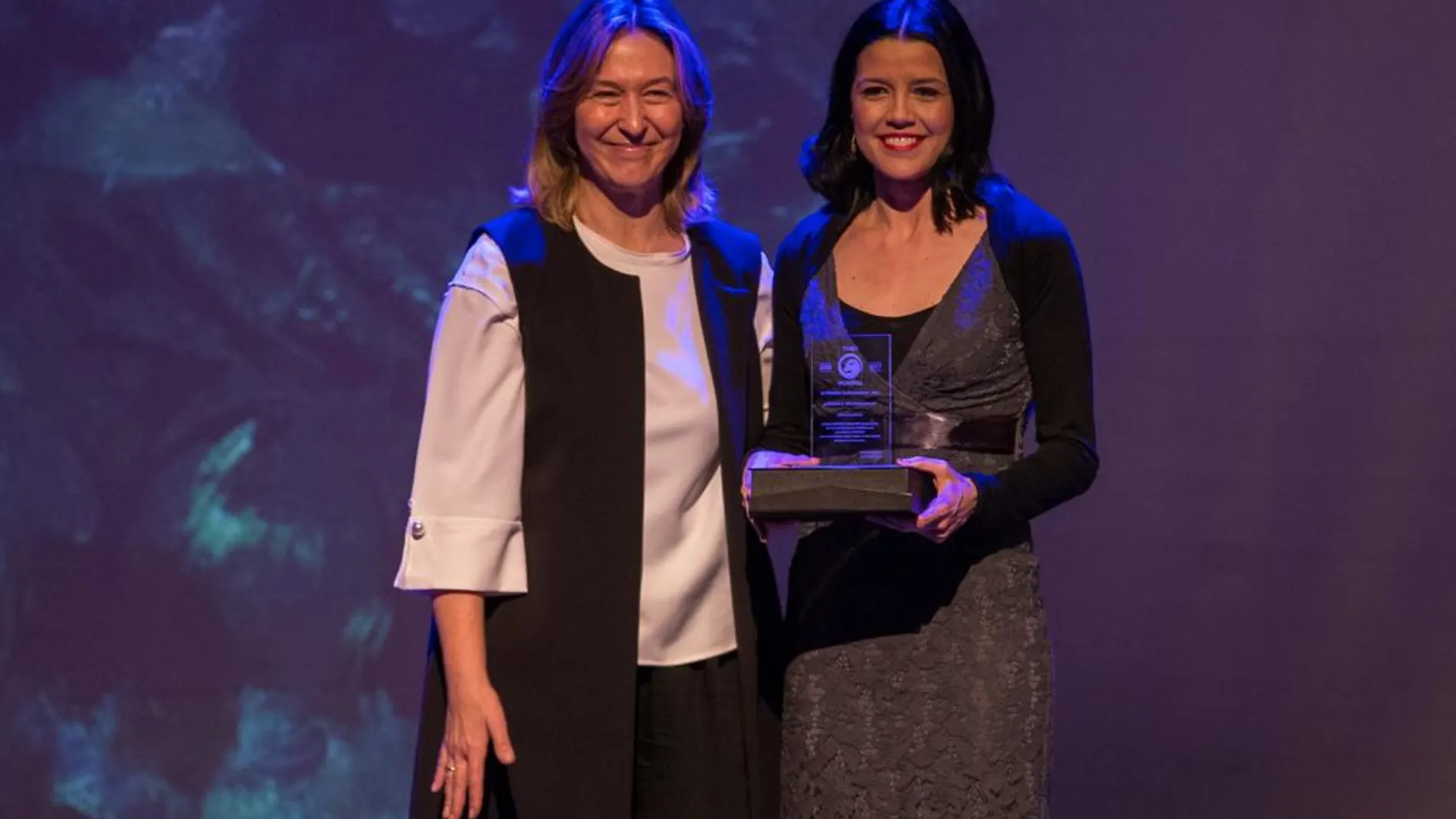 Patricia Navarro recogiendo el premio (dcha.)