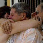 Familiares de los tres rondeños fallecidos en un accidente de tráfico ocurrido en la India se abrazan frente al centro de yoga de una de las víctimas