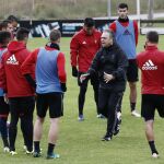 El nuevo entrenador del Osasuna Joaquín Caparrós, durante su primer entrenamiento con la plantilla rojilla