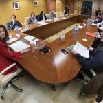 La ex directora de Recursos Humanos y Función Pública, María Concepción Becerra, la tercera por la izquierda, en una reunión con los sindicatos