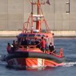 Momento en el que llega el barco de Salvamento Marítimo a puerto
