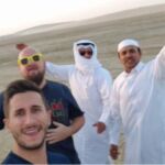 Bailando los éxitos de Luis Fonsi con catarís en el desierto