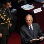 El mandatario peruano, Pedro Pablo Kuczynski (c), al terminar una audiencia ante el pleno del Congreso