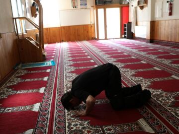 Un musulm&aacute;n realiza una oraci&oacute;n en la mezquita de Ripoll