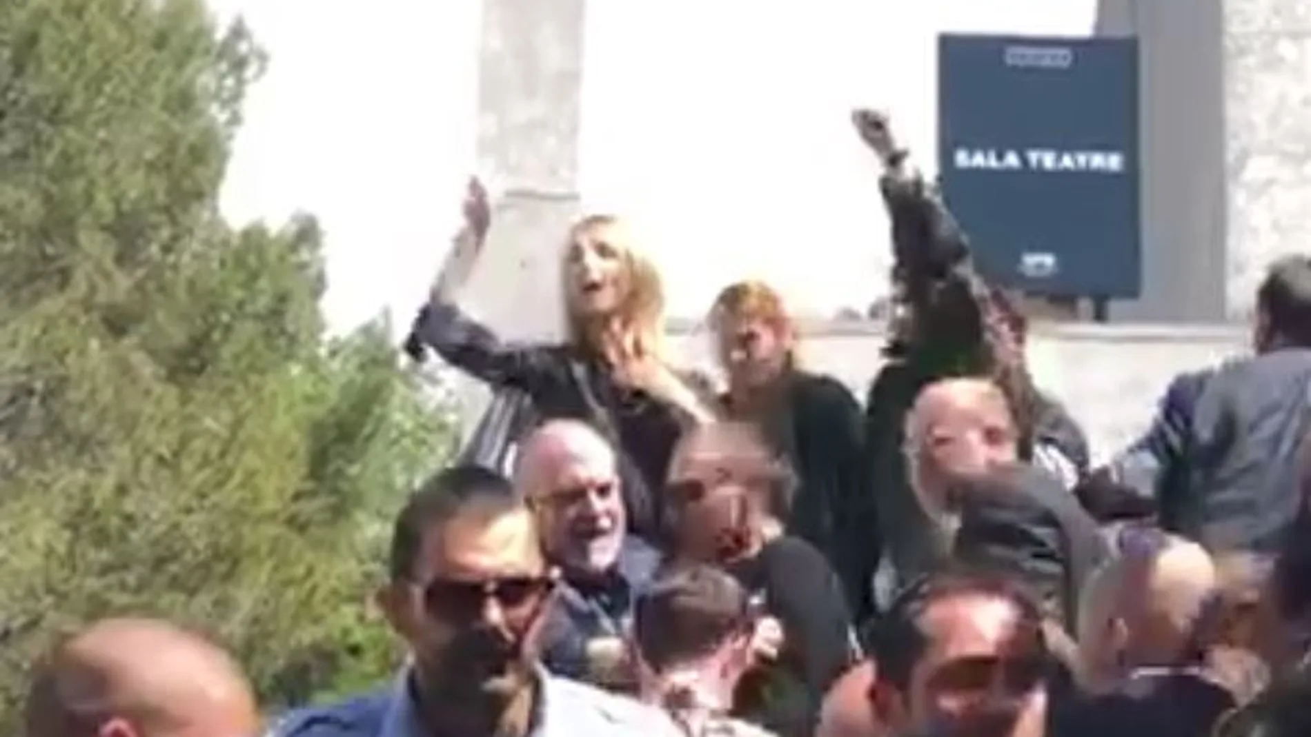 Cayetana Álvarez de Toledo increpa a los totalitarios que han boicoteado su llegada la universidad