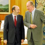 Alfredo Pérez Rubalcaba mantuvo una intensa relación con el Rey Don Juan Carlos, y participó en el proceso de relevo de la Corona. Foto: Alberto R. Roldán