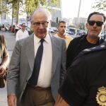 El exvicepresidente del gobierno Rodrigo Rato (c), a su llegada esta mañana a los Juzgados de Plaza Castilla.