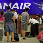 Solo los viajeros con 'Embarque Prioritario', que incluye 'Plus', 'Flexi Plus' y 'Family Plus', podrán subir al avión con un bolso y una maleta de mano.
