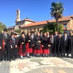 Jesús Julio Carnero junto con miembros de la Cofradía del Pino