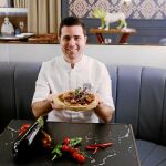 Víctor Cuevas es el cocinero de Lobo 8, espacio gastronómico del Gran Hotel Inglés, que acoge la muestra del pintor venezolano Darío Basso. Foto: Cristina Bejarano