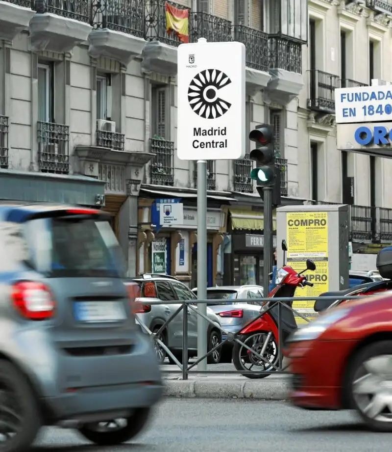 La normativa que prohíbe aparcar y circular a los coches y motos contaminantes en Madrid Central