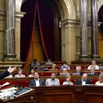 El presidente de la Generalitat, Carles Puigdemont, ayer en la tribuna respondiendo a las intervenciones de los grupos parlamentarios durante el pleno del debate de política general