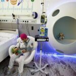 Una habitación de aislamiento que recrea una estación lunar y permite a los niños ingresados tener una experiencia interactiva y educativa