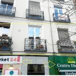 Dos ejemplos que presentó la Plataforma: En la plaza de Chueca, los pusieron encima de un local abierto 24 horasEn la calle Barbieri se colocaron los medidores junto a aparatos de aire acondicionado