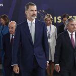 El Rey Felipe tras posar para la foto de familia durante la inauguración de la XXIX Cumbre Internacional de Centros de Pensamiento Empresariales (ISBTT), organizada por el Círculo de Empresarios, hoy en Madrid. EFE/Emilio Naranjo