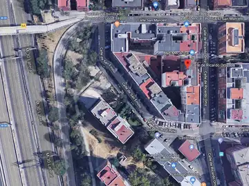 Lugar donde se ha producido el atracto, en la calle de Ricardo Ortiz, 38, en Madrid. Lugar donde se ha producido el atracto, en la calle de Ricardo Ortiz, 38, en Madrid.