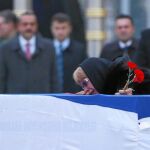 La viuda del embajador Andrei Karlov despide el féretro, ayer en el aeropuerto de Ankara antes de viajar a Rusia