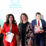 Alicia García entrega uno de los «Distintivos Óptima» de este año a la rectora de la Universidad Europea Miguel de Cervantes, Imelda Rodríguez