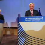 El ministro británico para el "brexit", David Davis (i), y el negociador jefe de la Unión Europea (UE) para el "brexit", Michel Barnier, ofrecen una rueda de prensa en la sede de la Comisión Europea en Bruselas, Bélgica, hoy