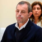 El expresidente del FC Barcelona Sandro Rosell, en prisión desde mayo de 2017, es juzgado este lunes junto a su mujer y otras cuatro personas por blanquear 20 millones de euros de la Confederación Brasileña de Fútbol (CBF), de los que se cree que él se quedó con al menos 6,5 millones