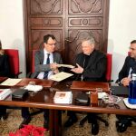 El alcalde de Murcia, José Ballesta, junto al obispo de la Diócesis de Cartagena, José Manuel Lorca Planes, durante la firma del convenio humanitario, ayer