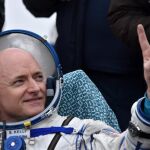 El astronauta estadounidense Scott Kelly tras aterrizar cerca de la ciudad de Dzhezkazgan en Kazajistán, hoy, 2 de marzo de 2016