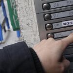 Un cliente llama a un piso turístico en el barrio madrileño de Malasaña. Jesús G. Feria