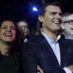 La candidata a la presidencia de la Generalitat por Ciudadanos, Inés Arrimadas, y el presidente de Ciudadanos Albert Rivera, durante el mitin central de campaña celebrado ayer en l´Hospitalet de LLobregat