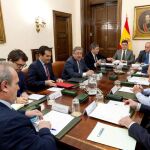 El ministro del Interior, Juan Ignacio Zoido (3i), durante la reunión que ha mantenido con asociaciones policiales para tratar sobre la equiparación salarial. EFE/Miguel Berrocal