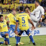 Cristiano Ronaldo pelea por la pelota en una jugada ayer