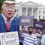 Contrarios al presidente Donald Trump protestan en la avenida Pensilvania, frente a la Casa Blanca, ayer en Washington
