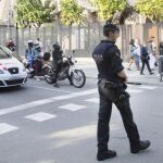 Efectivos del cuerpo de Mossos d'Esquadra patrullan los alrededores de la Sagrada Familia
