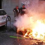 Las llamas consumieron el tanque de reciclaje de papel ante la mirada de los camareros que intentaron sofocar el último incendio el pasado miércoles