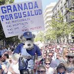 Ciudadanos y miembros de varios colectivos arroparon a los profesionales sanitarios en la protesta.