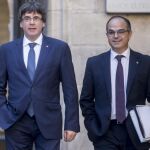 El presidente de la Generalitat , Carles Puigdemont, junto al conseller de Presidencia, Jordi Turull (d), a su llegada a la reunión semanal del gobierno catalán.