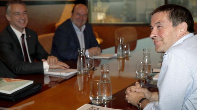 El lehendakari en funciones Iñigo Urkullu, junto al presidente del PNV Andoni Ortuzar (2i), ante el lider de Eh Bildu, Arnaldo Otegi (d), durante la reunión