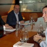El lehendakari en funciones Iñigo Urkullu, junto al presidente del PNV Andoni Ortuzar (2i), ante el lider de Eh Bildu, Arnaldo Otegi (d), durante la reunión