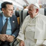 Andrea Monda y el Papa Francisco a bordo del avión papal Investigación Agraria en Córcega