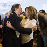 Susana Díaz, junto al secretario general de la Internacional Socialista, Luis Ayala, ayer en Málaga