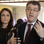 La vicesecretaria de Estudios y Programas del PP, Andrea Levy, y el ministro de Energía, Turismo y Agenda Digital y secretario de Economía del PP, Álvaro Nadal, durante la visita realizada hoy al Campus Madrid creado por Google
