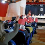 Decenas de vecinos acudieron ayer al Pleno de Vicálvaro para expresar su apoyo a Sánchez Mato