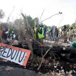 Uno de los cortes de carreteras organizado por los Comités de Defensa de la República (CDR) en la AP-7 a su paso por L'Ampolla (Tarragona). Foto: EFE/Jaume Sellart