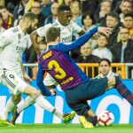 Piqué se lanza al suelo para intentar detener el avance de Vinicius y Benzema