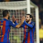 El delantero argentino del FC Barcelona Lionel Andrés Messi (d) celebra con su compañero, el turco Arda Turán, el gol marcado ante el Borussia Monchengladbach, el primero del equipo