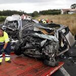 Un operario retira uno de los vehículos siniestrado en un accidente en la A-6 que comunica A Coruña con Guitiriz (Lugo)