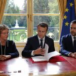 El presidente francés, Emmanuel Macron, firma la reforma para flexibilizar el mercado laboral, una de las principales promesas de su programa, al término del Consejo de Ministros