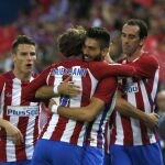 Carrasco recibe la felicitación de sus compañeros tras marcar su tercer gol ante el Granada.