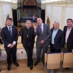 El presidente de la Diputación de Valladolid, Jesús Julio Carnero, explica los trabajos a Monseñor Argüello, en presencia del alcalde de Tordesillas, Antonio González, entre otras personalidades