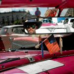 El conductor de un típico coche clásico espera a turistas para darles un paseo por La Habana. Foto: Reuters